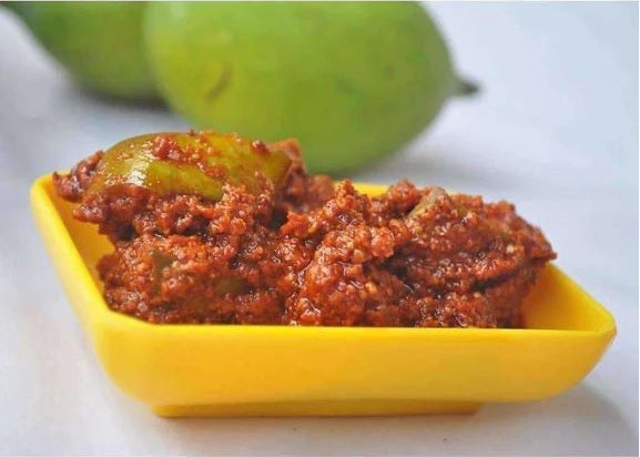 Vellanki Foods - Mango Pickle wih Garlic / Lahasun Ka Aam Aachar - 250 gm